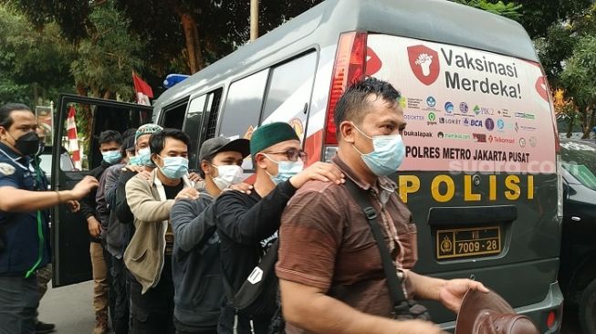 Semaput Diamuk Simpatisan Rizieq, Kabag Ops Polres Jakpus Dikeroyok Lagi usai Siuman