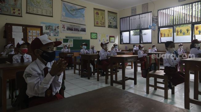 Sejumlah siswa mengikuti pembelajaran tatap muka di SDN Pondok Labu 14 Pagi, Jakarta, Senin (30/8/2021). [Suara.com/Angga Budhiyanto]