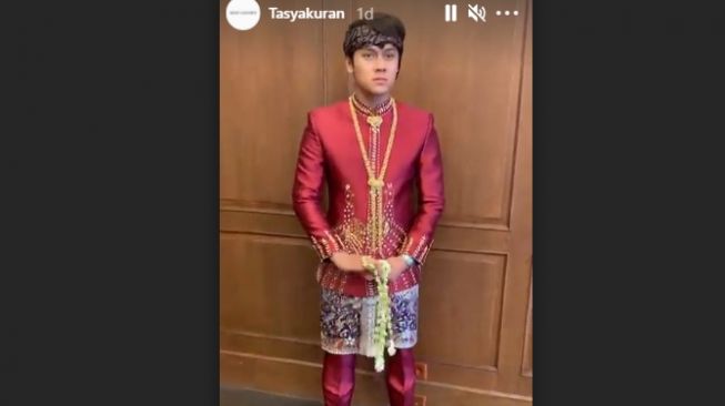 Kebaya Merak Ngibing Lesti Kejora. [Instagram/renzilazuardi]