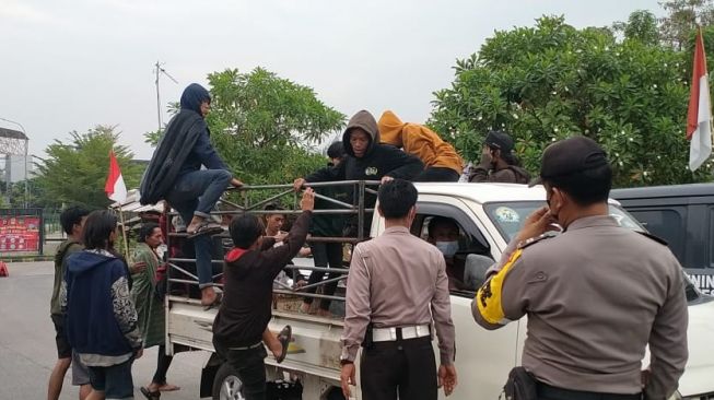 Belasan supporter tim sepakbola Persebaya Surabaya, Bondho Nekat alias Bonek, dibubarkan petugas kepolisian lantaran bertandang ke Stadion Wibawa Mukti, Kelurahan Sertajaya, Kecamatan Cikarang Timur, Kabupaten Bekasi, Minggu (29/8/2021). [Istimewa]