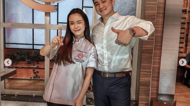 Momen Jesselyn sabet piala MasterChef Indonesia season 8 [Instagram/jesselyn.mci8]