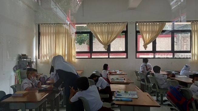 PTM di SDN Pejaten Timur 01 Pagi Dibagi Dua Sesi, Isi Kelas Hanya 50 Persen Siswa/Siswi