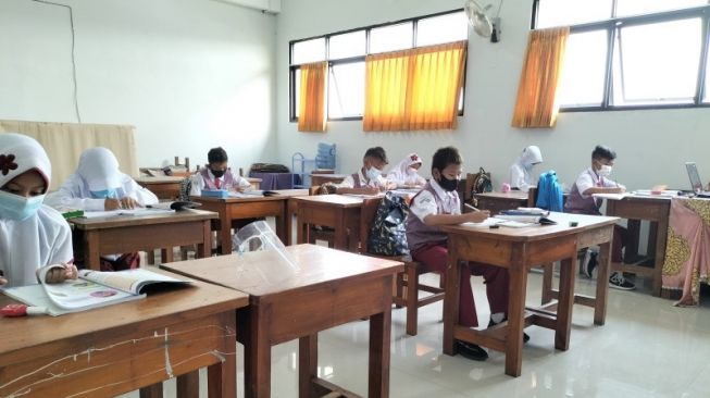 Sekolah PTM Hari Pertama, Pemkot Jakbar Kerahkan 60 Satpol PP untuk Cegah Kerumunan