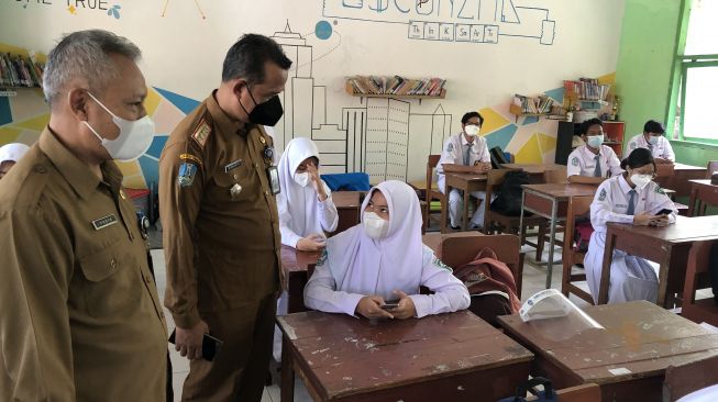 Suasana PTM di Kabupaten Gresik, banyak siswa senang bisa mengikuti proses belajar mengajar secara langsung [SuaraJatim/Amin Alamsyah]