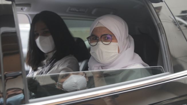 Wakil Ketua KPK Lili Pintauli Siregar berada dalam Mobil usai Sidang Etik di Jakarta, Senin (30/8/2021). [ANTARA FOTO/ Reno Esnir]