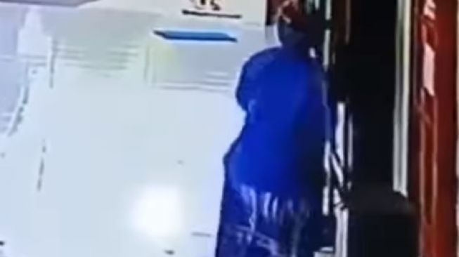 Pria Bersarung Ini Tertangkap Kamera CCTV saat Curi Uang Kotak Amal di Masjid. [Instagram/@banyuwangi_hitss]