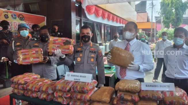 Selundupkan Ganja 28 Kg ke Sumbar, Pengedar Lintas Provinsi Diciduk di Padang