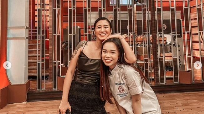 Momen Jesselyn sabet piala MasterChef Indonesia season 8 [Instagram/jesselyn.mci8]