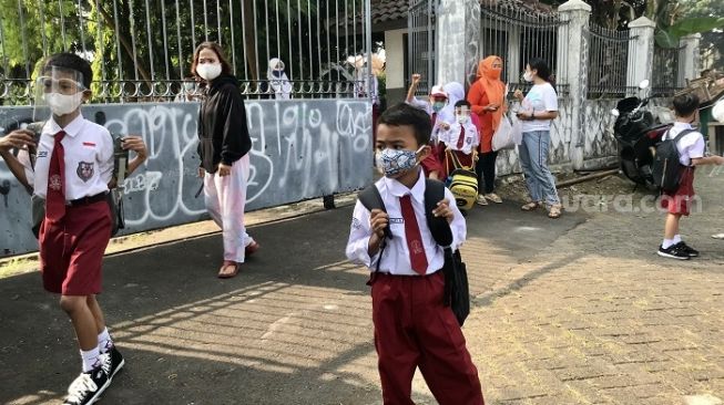 Albi, anak SD 01 Manggarai Jakarta saat perdana mengikuti pembelajaran tatap muka (PTM). (Suara.com/Aulia Ivanka Rahmana)