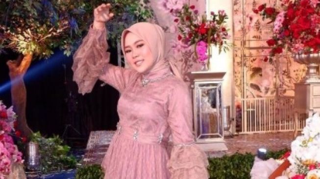 Gaya artis di tasyakuran pernikahan Lesti Kejora dan Rizky Billar. (Instagram)