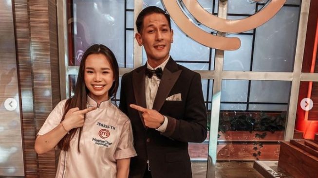 Momen Jesselyn sabet piala MasterChef Indonesia season 8 [Instagram/jesselyn.mci8]