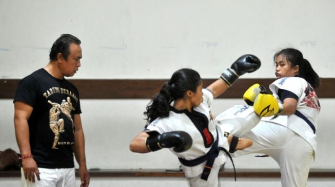 Sekretaris Umum Pengprov Kodrat Bali, A.A. Bagus Tri Candra Arka (kiri) mengamati atlet Tarung Derajat Bali yang melakukan latihan jelang PON XX Papua. ANTARA/Naufal Fikri Yusuf