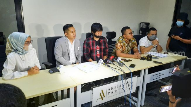 Engkan Herikan alias Engkan Mosta Anima didampingi tim pengacara [Suara.com/Ismail]