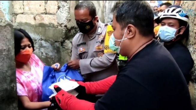 Dirut PDAM Ajak Pegawai Keliling dan Berikan Makanan ke Warga