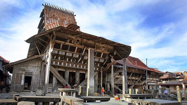 Rumah Adat Nias Omo Zebua. [https://museum-nias.org/]