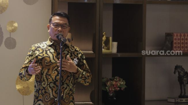 Founder PT Mobil Anak Bangsa (MAB) Jenderal TNI (Purn) Dr. Moeldoko memberikan sambutan saat acara penyerahan bus listrik MAB tipe MD 12E NF kepada PT Riau Andalan Pulp and Paper di Gedung Sahid Sudirman Center, Jakarta, Selasa (31/8/2021). [Suara.com/Angga Budhiyanto]