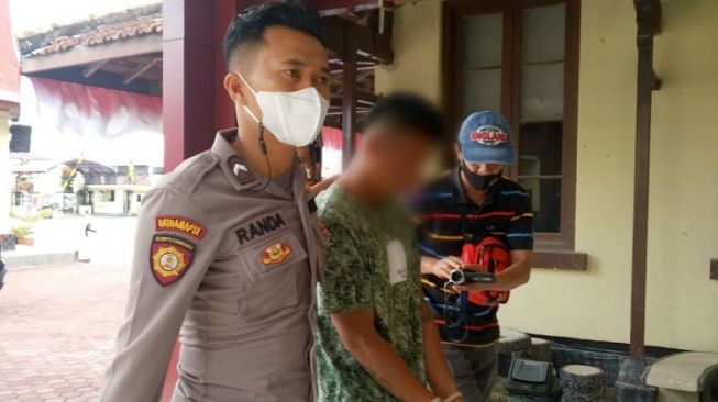 Ancam Pakai Samurai, Residivis Perkosa Gadis di Agam Dihajar Massa