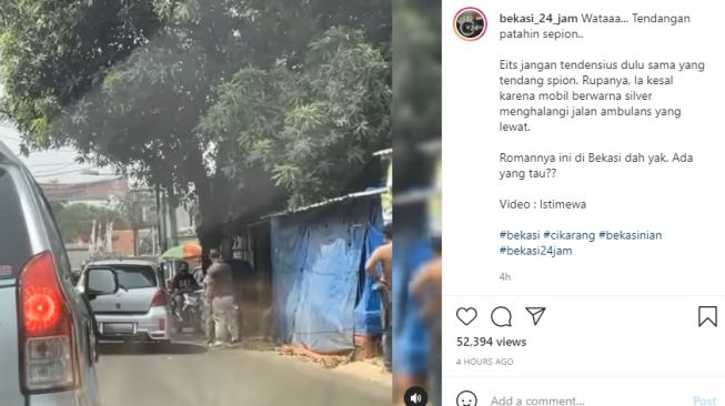 Pria marah sampai tendang spion mobil pengendara yang diduga halangi ambulans. (Instagram/bekasi_24_jam)