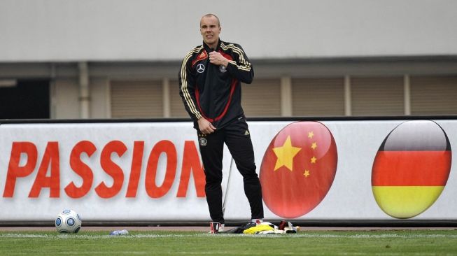 Arsip - Gambar diambil pada 28 Mei 2009. Robert Enke, penjaga gawang tim nasional sepak bola Jerman, menghadiri sesi latihan di Shanghai selama tur musim panas tim ke China dan Uni Emirat Arab. Penjaga gawang Jerman dan Hannover 96 berusia 32 tahun tewas setelah dia melemparkan dirinya ke bawah kereta api di perlintasan sebidang, kata polisi pada 10 November 2009. AFP PHOTO / OLIVE LANG.