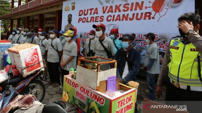 Puluhan Pedagang Keliling di Cianjur Dapat Misi Khusus dari Polisi