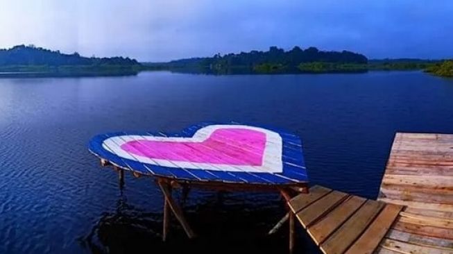 Wisata Pontianak: Danau Laet, Telaga dengan Pulau Hutan Bakau untuk Pengunjung Milenial