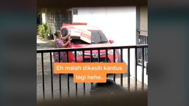 Aksi tetangga baik hati pinjamkan lahan parkir (tiktok)