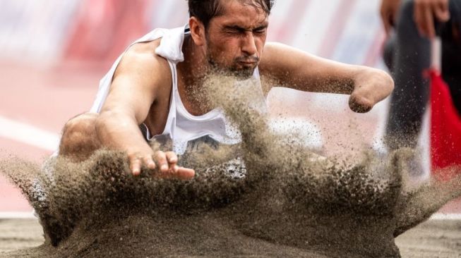 Atlet Afghanistan Hossain Rasouli bertanding pada final lompat jauh putra -T47 pada Paralimpiade Tokyo 2020 di Olympic Stadium di Tokyo pada 31 Agustus 2021. (Philip FONG / AFP)