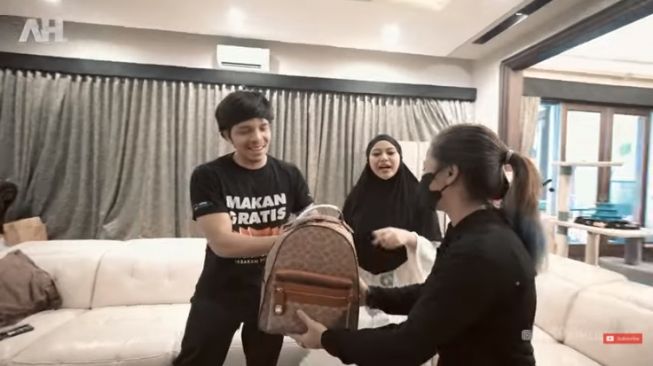 Momen Atta Halilintar bagi-bagi hadiah. [Youtube/AH]