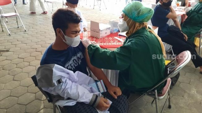 Santri mengikuti vaksinasi massal di Pondok Pesantren Tahfidz Quran (PPTQ) Harun Asy Syafi'i, Yogyakarta, Selasa (31/8/2021). - (SuaraJogja.id/Muhammad Ilham Baktora)