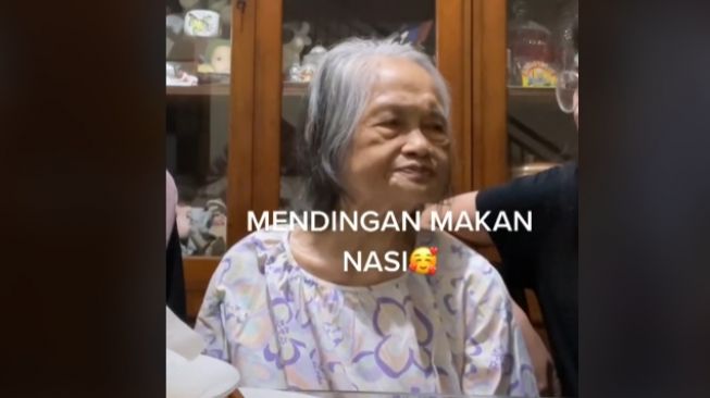 Nenek makan sushi (tiktok)