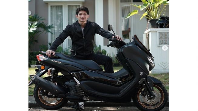 Gaya Iko Uwais Bersama Yamaha NMAX, Outfit-nya Tampak Serasi Nih