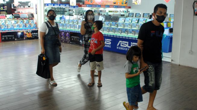 Sejumlah calon pembeli melintasi lapak penjualan laptop di salah satu pusat perbelanjaan di Manado, Sulawesi Utara, Selasa (31/8/2021). ANTARA FOTO/Adwit B Pramono