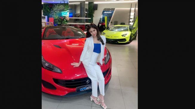 Thata Anma dengan Ferrari Portofino (Instagram)