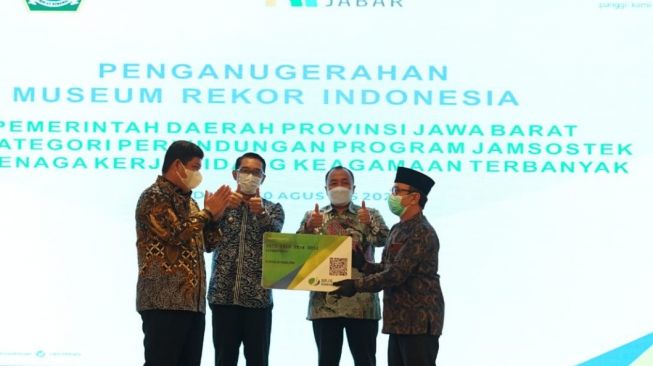 Pemprov Jabar dan BPJamsostek mendapatkan MURI atas Perlindungan Program Jamsostek Kepada Tenaga Pendidik Bidang Keagamaan Terbanyak. (Dok: BPJamsostek)