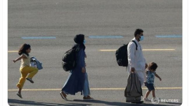 Viral Foto Bocah Afghanistan Loncat Riang Saat Tiba di Bandara Belgia