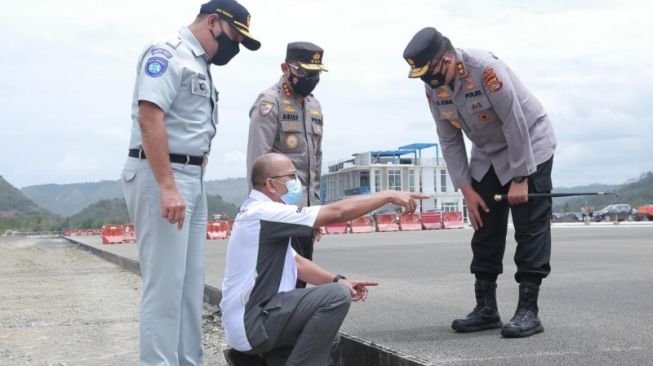 Kabaharkam Polri Komjen Pol Arief Sulistyanto (tengah) bersama Kapolda NTB Irjen Pol Mohammad Iqbal (kanan) mendengarkan pemaparan langsung dari pihak PT ITDC terkait kesiapan infrastruktur sirkuit Mandalika yang akan menjadi lokasi perhelatan World Superbike Championship musim 2021, Kuta, Lombok Tengah, NTB, Sabtu (28/8/2021) [ANTARA/HO-Humas Polda NTB]