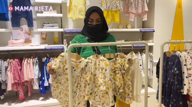 Momen Nagita Slavina borong baju anak. (YouTube/Mama Rieta)