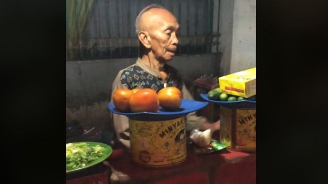 Penjual sop tunggu pelanggan sampai ketiduran (tiktok)