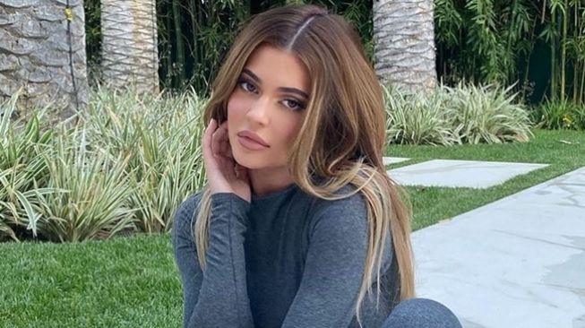 Kylie Jenner Resmi Rilis Baju Renang, Dikritik Habis-habisan meski Ludes Terjual