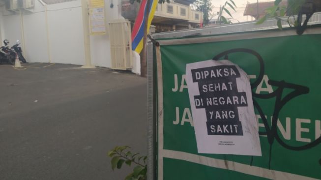 Selebaran 'Dipaksa Sehat di Negara yang Sakit' terpantau muncul di beberapa titik di Kota Cimahi. Akademisi melihat munculnya selebaran dan mural yang berisi sindiran pada pemerintah merupakan bentuk kekecewaan rakyat. [Suara.com/Ferrye Bangkit Rizki]