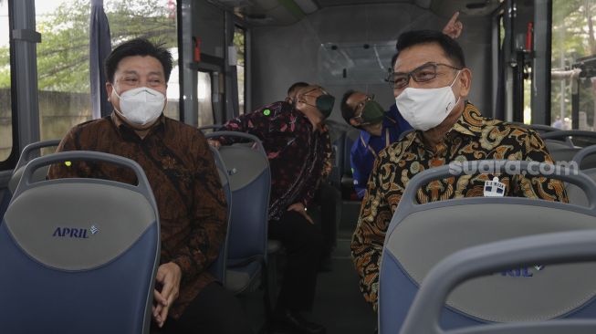 Founder PT Mobil Anak Bangsa (MAB) Jenderal TNI (Purn) Dr. Moeldoko (kanan) berbincang dengan Presiden Direktur PT Riau Andalan Pulp and Paper Sihol Parulian Aritonang di dalam bus listrik MAB tipe MD 12E NF yang terparkir di Gedung Sahid Sudirman Center, Jakarta, Selasa (31/8/2021). [Suara.com/Angga Budhiyanto]