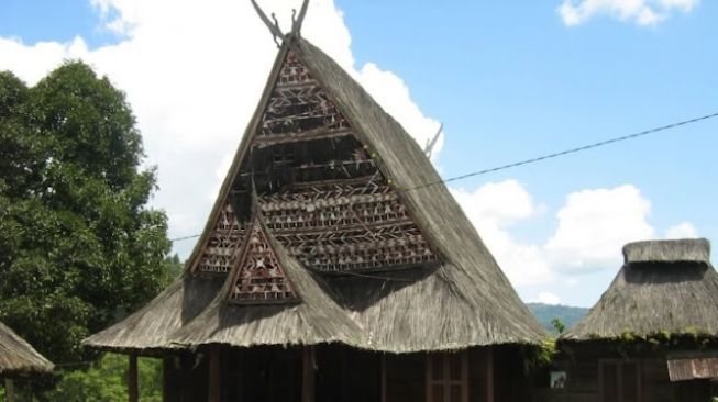 Ilustrasi Rumah Adat Mandailing. [https://www.parawisata.net/]