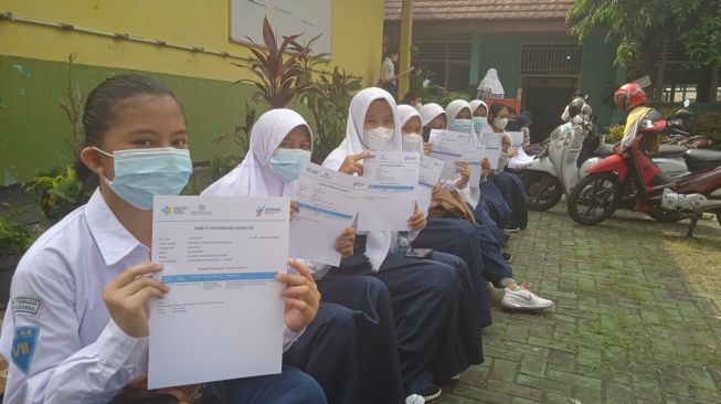 Siswa di Kabupaten Tangerang menunjukan sertifikat vaksinasi. [IST]