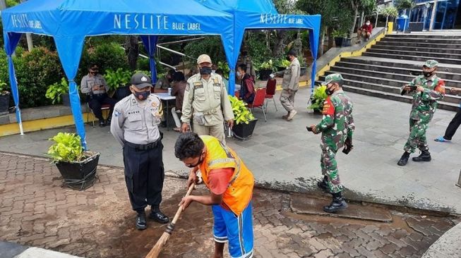 Nekat Tak Bermasker saat Keluar Rumah, 29 Warga Cengkareng Disuruh Sapu Jalan