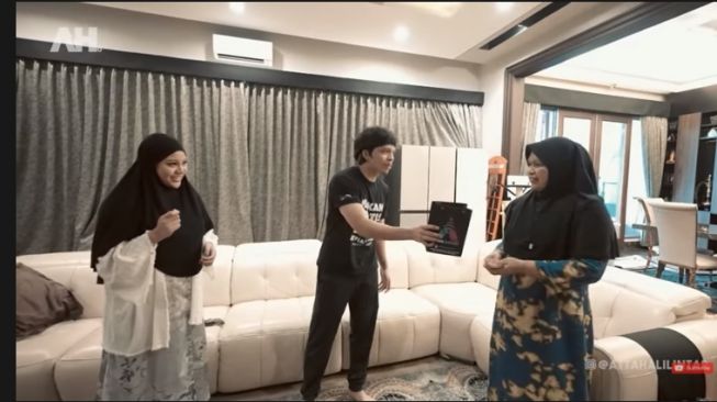 Momen Atta Halilintar bagi-bagi hadiah. [Youtube/AH]