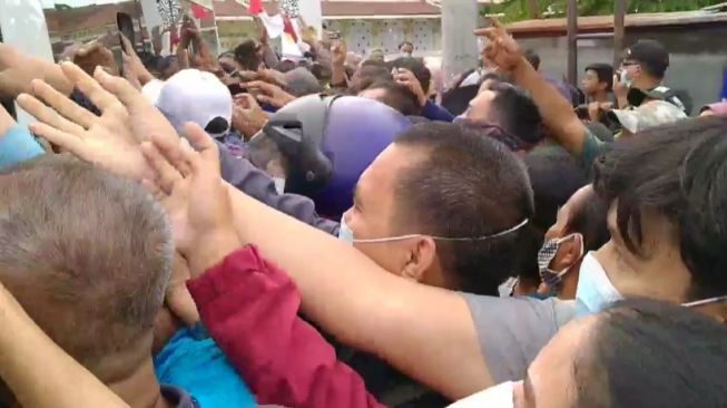 VIDEO: Detik-detik Ibu Hamil Terjepit saat Berebut Bantuan Sembako Presiden Jokowi