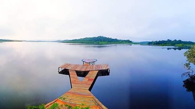 Danau Laet tempat wisata di Sanggau yang menawarkan beragam spot menarik untuk wisatawan milenial. Ada spot swa foto, wahana bermain air, home stay, menelusuri kebun bakau. (Foto FB Danau Laet)