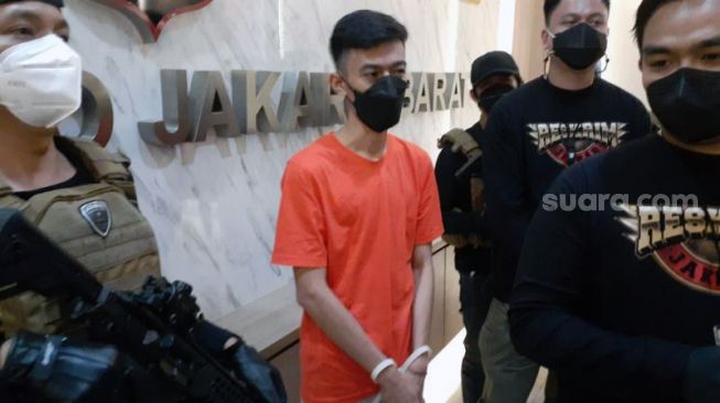 Ahmad Hamdi (29), tersangka kasus penipuan terhadap artis Fahri Azmi dengan mencatut nama Presiden Joko Widodo (Jokowi) di Mapolres Metro Jakarta Barat, Selasa (31/8/2021). [Suara.com/Yaumal Asri Adi Hutasuhut]