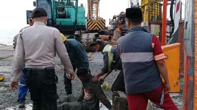 Heboh Kecelakaan Kerja Di Pelabuhan Merah; Satu Tewas, Dua Luka-luka