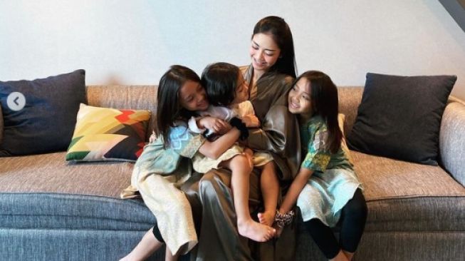 Potret Ririn Dwi Ariyanti bareng anak. [Instagram/ririndwiariyanti]